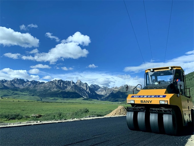 四川巴塘县措普沟景区公路