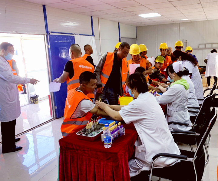 我为群众办实事：健康体检进工地 义诊活动暖人心