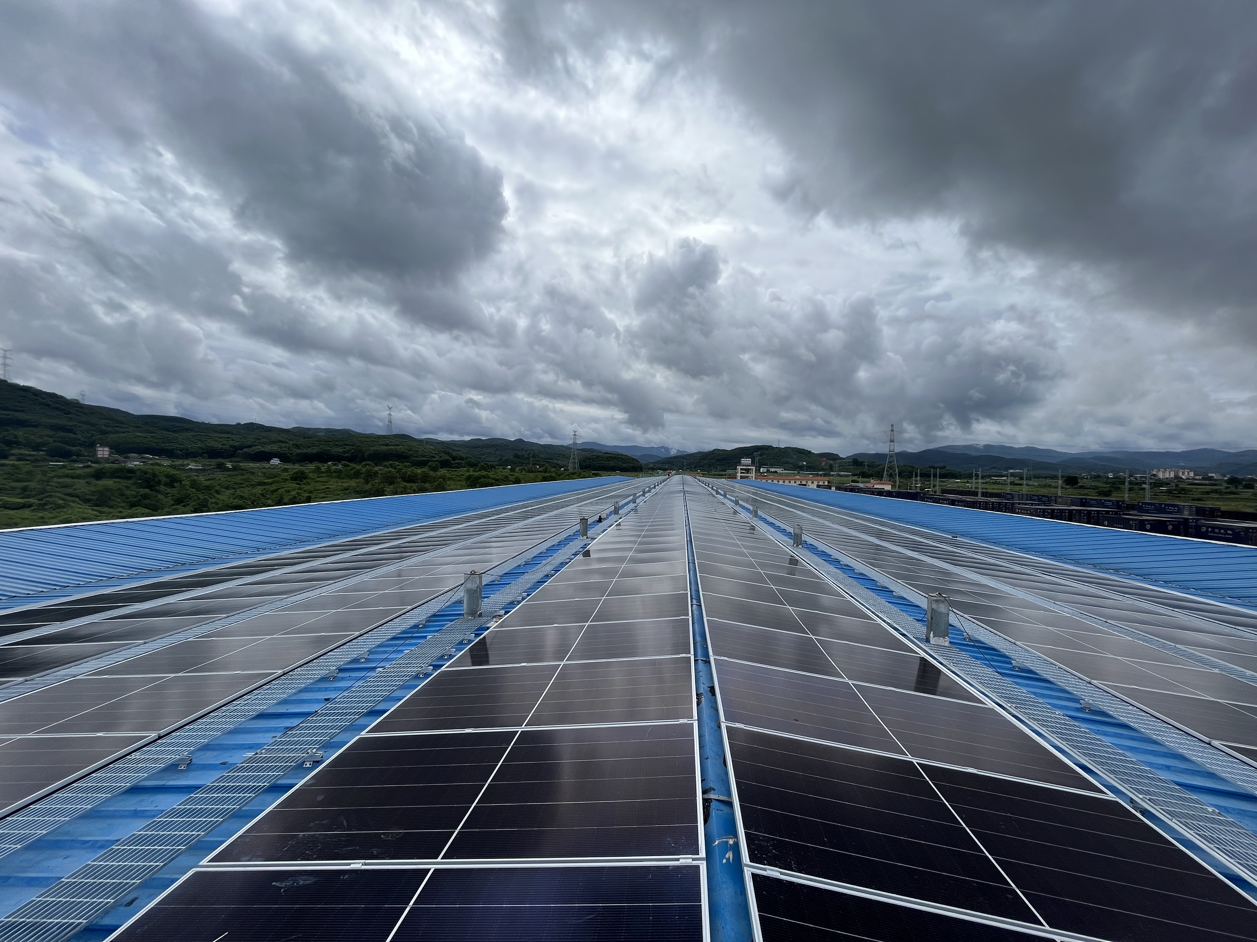 野象谷货场、磨憨光伏发电项目（昆明局集团首个货场屋顶分布式光伏项目）