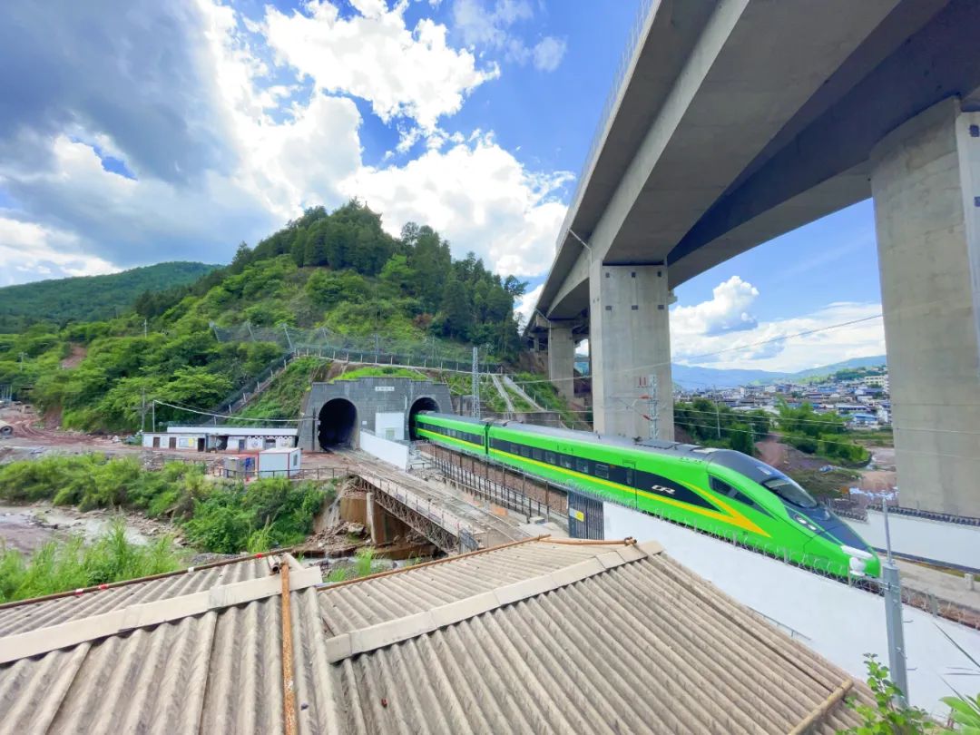 中铁八局承建大瑞铁路秀岭隧道荣获国家铁路局铁路优质工程奖